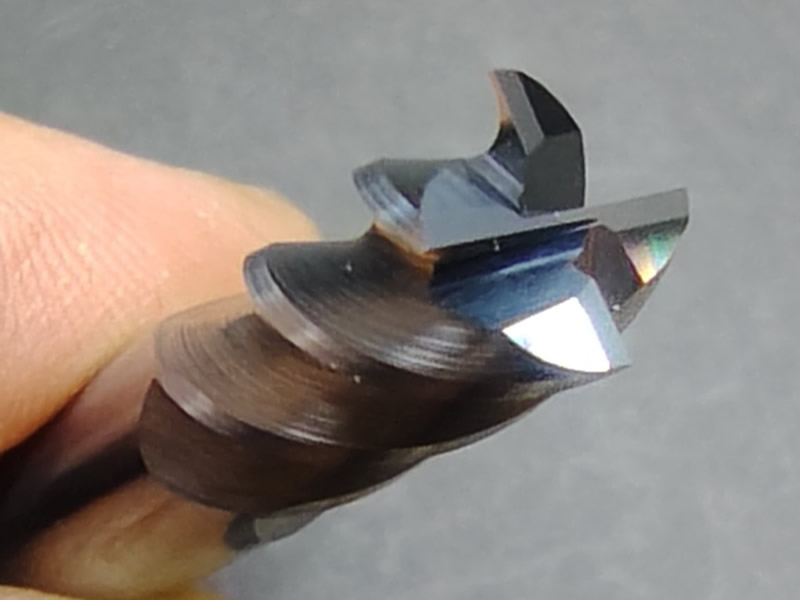 不等分割・不等リードのφ8超硬エンドミル（当社標準品）